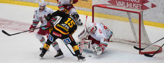 Skellefteå hade svårt få in pucken, här Melker