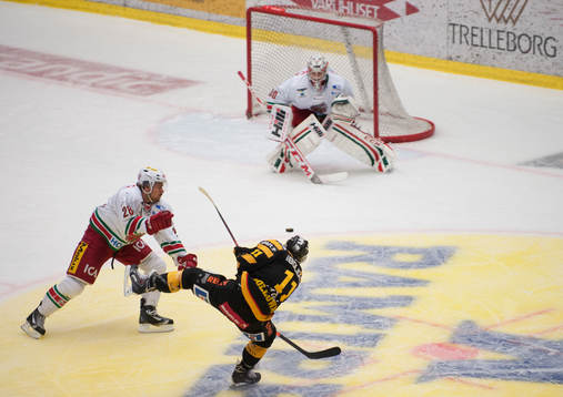 Skellefteå Bud Halloway skjuter mot Modos målvakt Linus