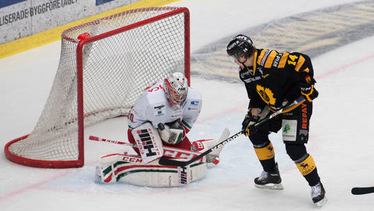 Modos målvakt Linus Ullmark fångar pucken framför