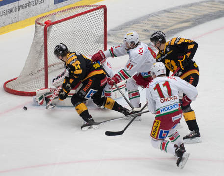 Skellefteås Petter Emanuelsson oroar Modos målvakt Linus