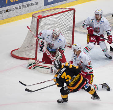 Skellefteås Niclas Burström skjuter mot tävlande backen
