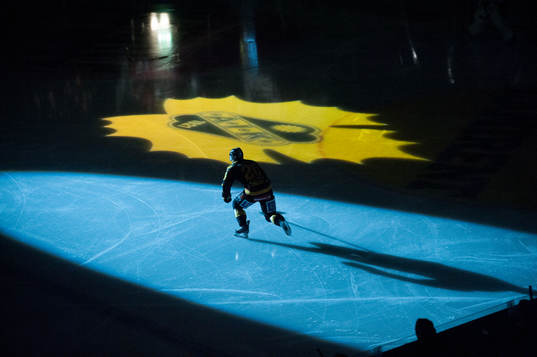 Skellefteås spelare gör entré på isen med Skellefteås