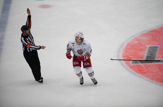 Domaren visar ut Modos Kristian Forsberg i matchen i SHL