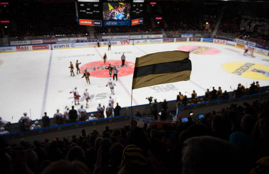 Skellefteå-flagga vajar i matchen i SHL mellan Skellefteå