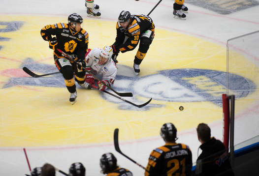 Skellefteå trycker ner en Modo-spelare nära Skellefteås