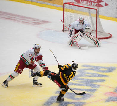 Skellefteå Bud Halloway skjuter mot Modos målvakt Linus