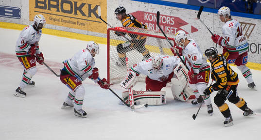 Klungspel där pucken ligger fri framför Modos målvakt