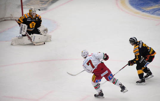 Modos Jeff Tambellini skjuter mot Skellefteås målvakt