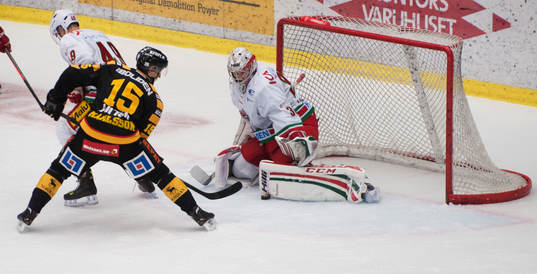 Skellefteås Melker Karlsson skjuter men Modos målvakt