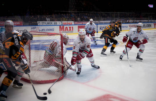 Skellefteås Petter Emanuelsson bakom Linus Ullmarks