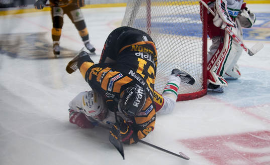 Skellefteås Jimmie Ericsson brottas med Modos Mario Kempe