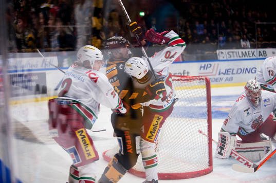 Skellefteås Jimmie Ericsson brottas med Modos Mario Kempe