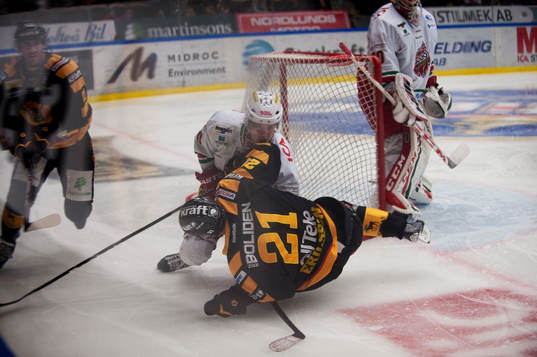 Skellefteås Jimmie Ericsson brottas med Modos Mario Kempe