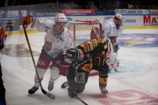 Skellefteås Jimmie Ericsson brottas med Modos Mario Kempe