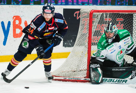 Djurgårdens Mattias Guter framför Rögles målvakt