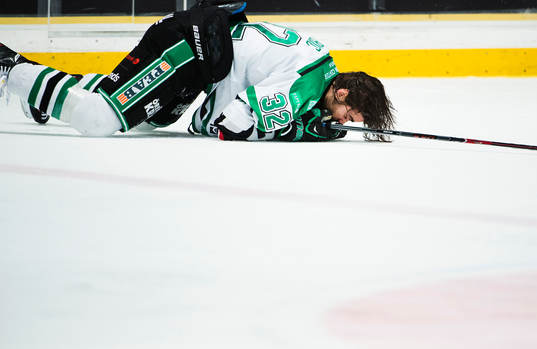 Rögles  Almen Bibic träffas illa av en tackling