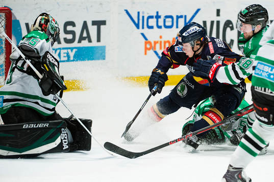 Djurgårdens Alexander Falk  är påväg att åka in i