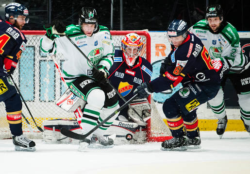 Rögles Jesper Jensen och Djurgårdens Jens Jakobs framför