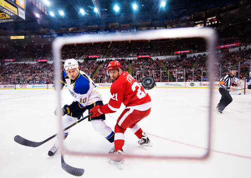 St Louis Brenden Morrow och Detroits Tomas Tatar i kamp om