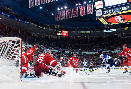 St Louis Patrik Berglund och TJ Oshie utmanar Detroits