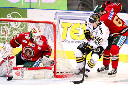 s Oscar Ahlström letar läge framför Frölundas målvakt