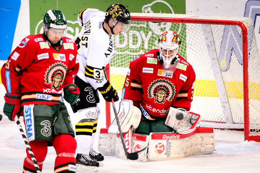 Frölundas målvakt Linus Fernström får skott mot sig