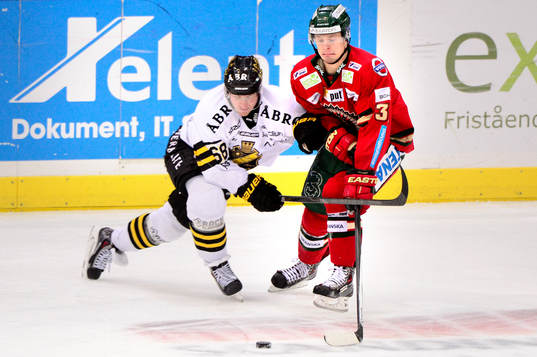 s Victor Ahlström i kamp om pucken Frölundas Nicklas Lasu