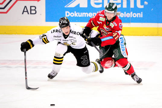 s Patric Blomdahl i kamp om pucken med Frölundas Mathis