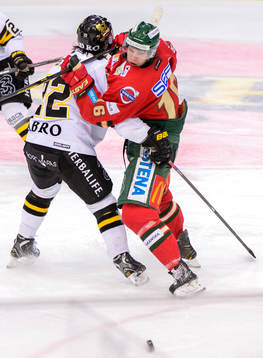 Frölundas Anton Axelsson tittar