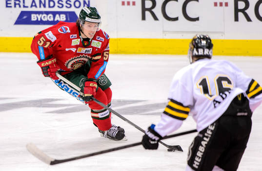 Frölundas Mats Rosseli Olsen med pucken