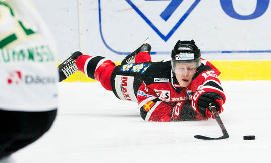Malmö Redhawks Daniel Viksten kastar sig