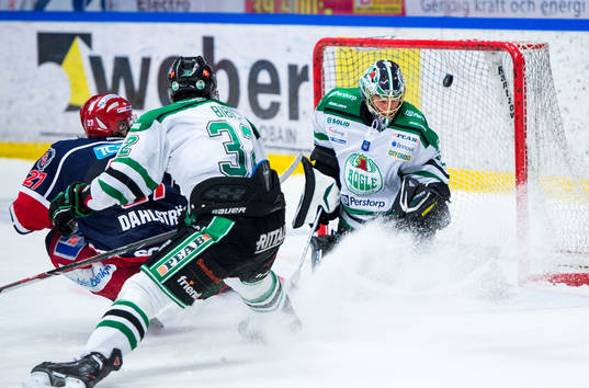 Södertäljes Jacob Dahlström trycker in 1+1 bakom Rögles