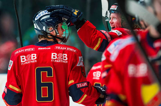 Djurgårdens Andreas Englund klappas om av Samuel Lofquist