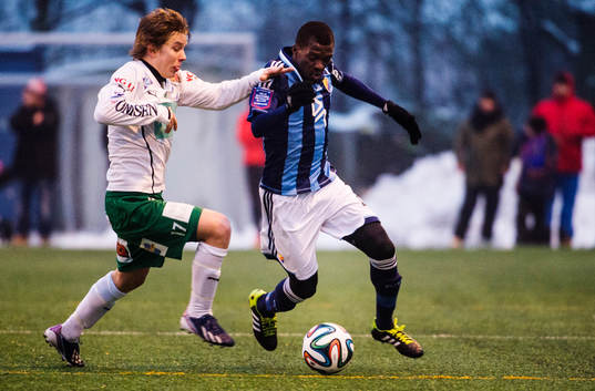 Djurgårdens  Yussif Chibsah  tar sig förbi Mariehamns