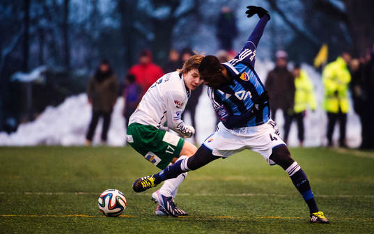 Djurgårdens  Yussif Chibsah  tar sig förbi Mariehamns