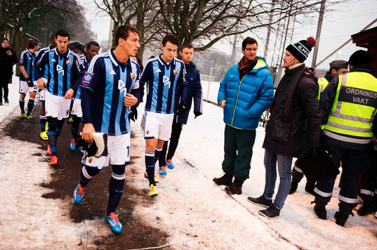 Djurgårdens  Erton Fejzullahu  och Philip Sparrdal Mantilla  går in på plan innan en träningsmatch i fotboll mellan Djurgården och IFK Mariehamn den 1 februaro 2014 i Stockholm.