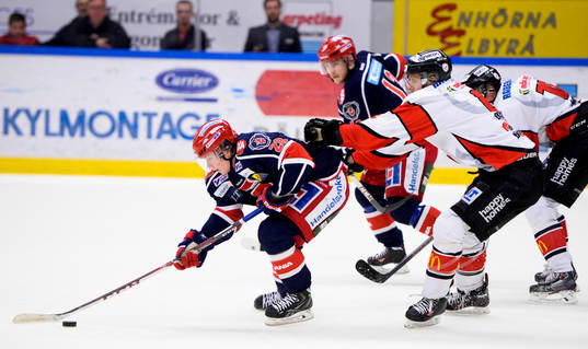 Södertäljes Jesper Frödén med Karlskogas Mikael Kurki