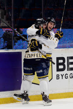 s Riley Holzapfel och Eric Christensen jublar