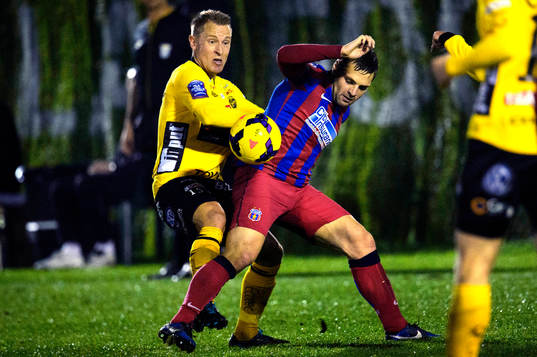 Elfsborgs Andreas Klarström i kamp om bollen med Steaua Bucarest Adrian Popa