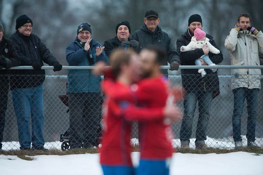 Publiken, gammal som ung, jublar över 1-0, Helsingborgs Gustav Jarl grattas