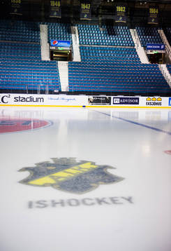 AIKs märke på isen och ett tomt Hovet