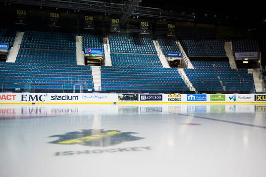 AIKs märke på isen och ett tomt Hovet