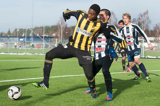 Hässleholms Edem Hetcheli i träningsmatchen i fotboll mellan IFK Hässleholm och Kristianstad i Hässleholm 8 februari 2014.