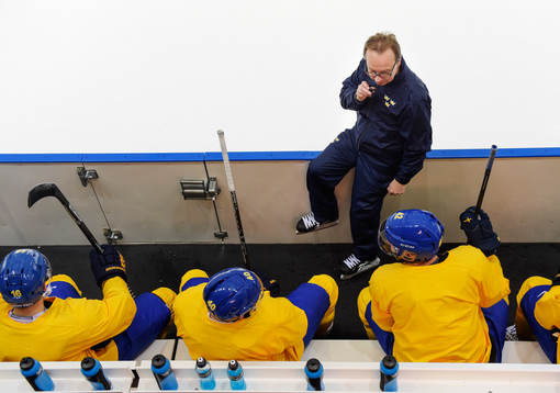 Förbundskapten Pär Mårts pratar med spelare på bänken