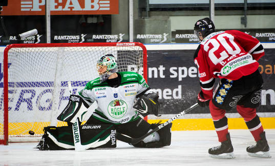 Rögles målvakt Brandon Maxwell ser pucken från Malmö