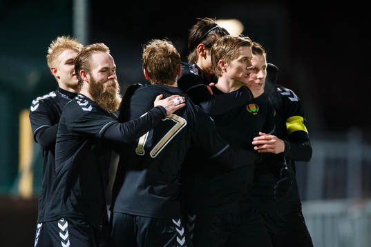 Gais Andreas Drugge gratuleras av  Asgeir Börkur Asgeirsson, Gais Adam Eriksson, Mirza Mujcic och Kenneth Gustafsson efter 1-0 målet
