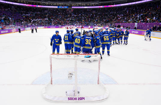 Sveriges spelare samlas kring målvakten Henrik Lundqvist