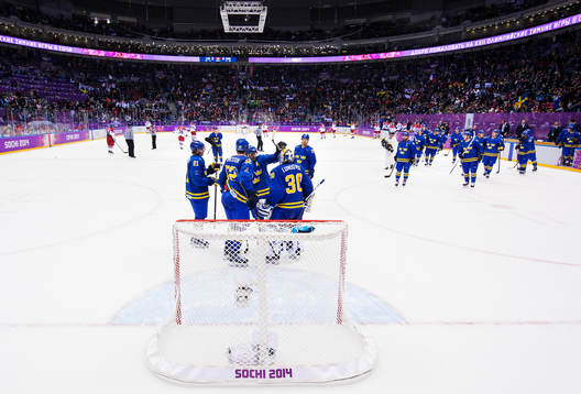Sveriges spelare samlas kring målvakten Henrik Lundqvist