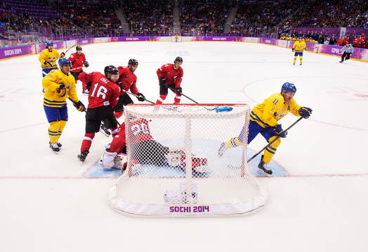 Sveriges Daniel Alfredsson skjuter in 1-0 bakom Schweiz