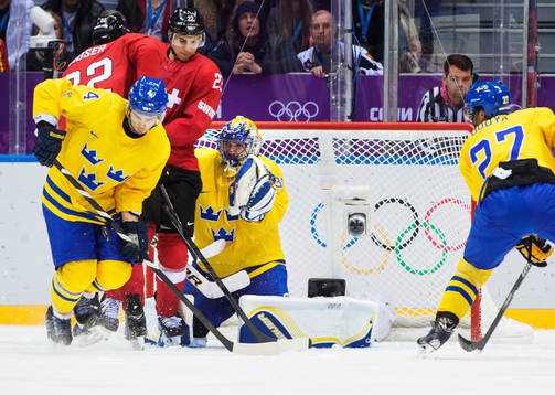 Oroligt framför Sveriges målvakt Henrik Lundqvist i